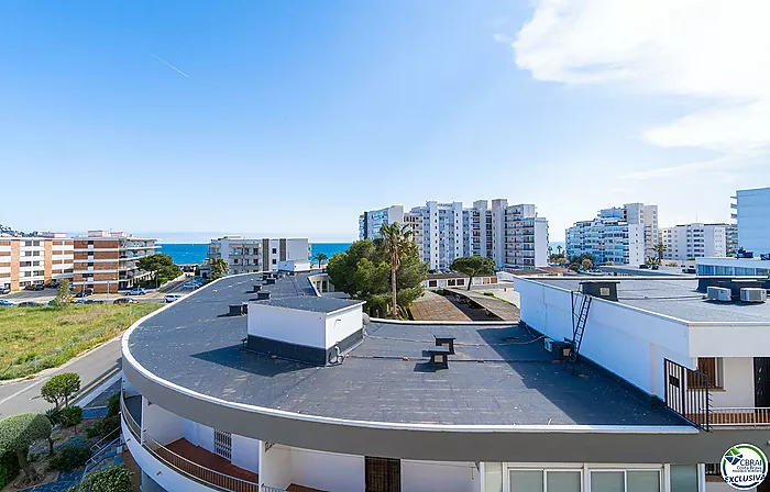 Apartment in perfect condition with one bedroom and sea views.