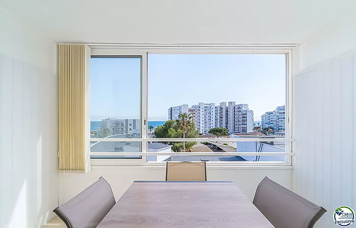 Apartment in perfect condition with one bedroom and sea views.