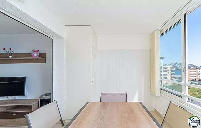 Apartment in perfect condition with one bedroom and sea views.