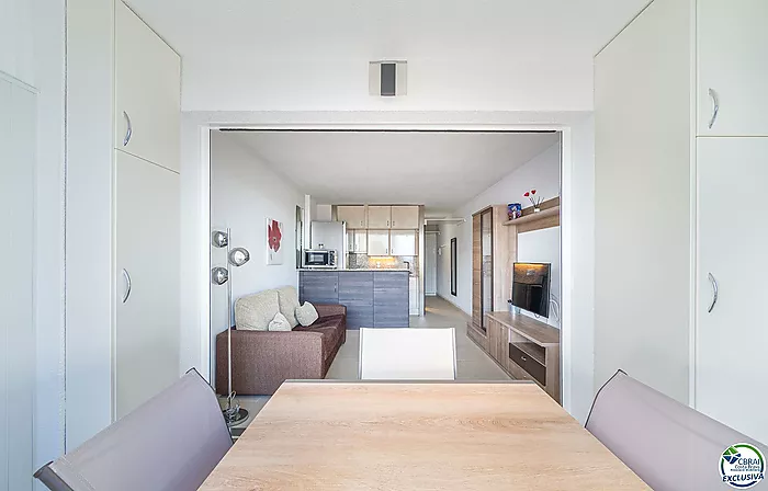 Apartment in perfect condition with one bedroom and sea views.