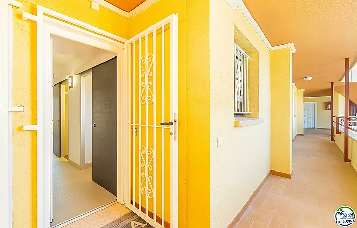 Apartment in perfect condition with one bedroom and sea views.