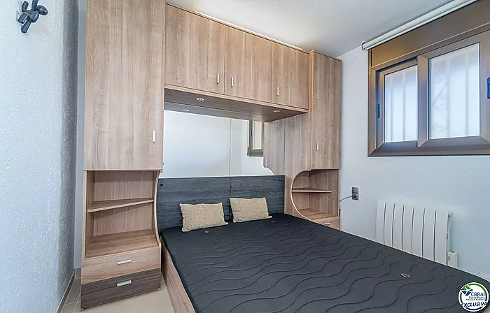 Apartment in perfect condition with one bedroom and sea views.