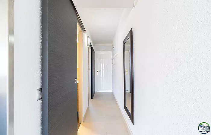Apartment in perfect condition with one bedroom and sea views.