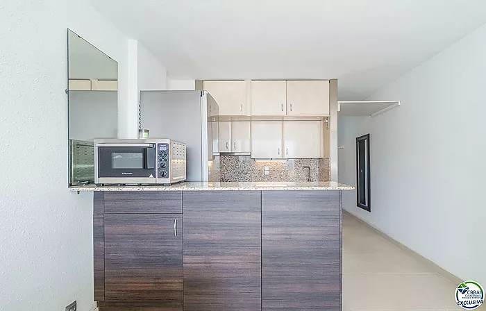 Apartment in perfect condition with one bedroom and sea views.