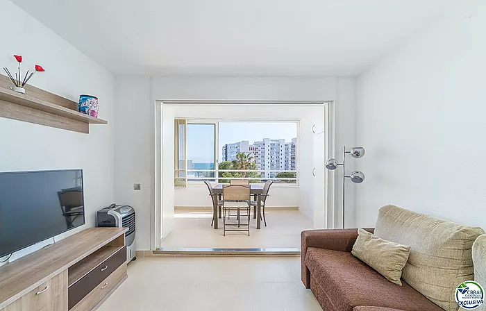 Apartment in perfect condition with one bedroom and sea views.