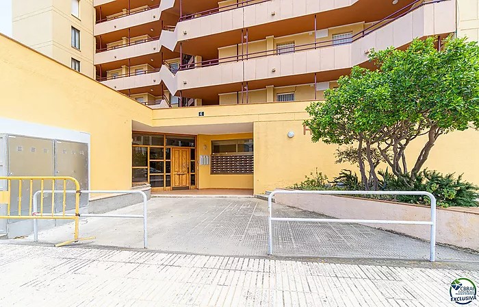 Apartment in perfect condition with one bedroom and sea views.