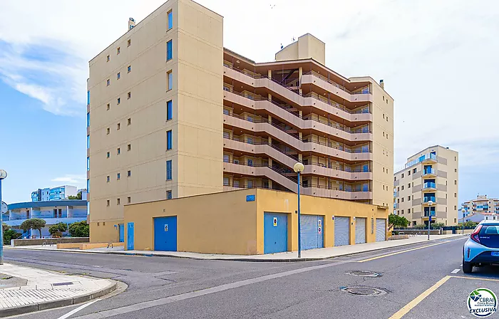 Apartment in perfect condition with one bedroom and sea views.