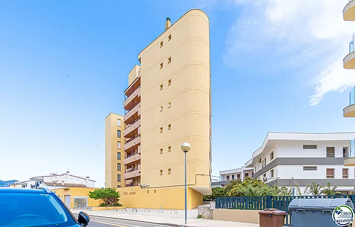 Apartment in perfect condition with one bedroom and sea views.