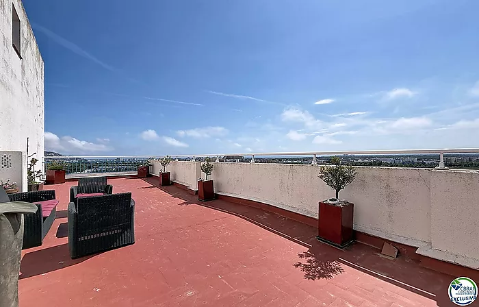 Large renovated studio with a 72 m² terrace, recent veranda, and panoramic views of the Bay of Roses in a residence with a pool and parking