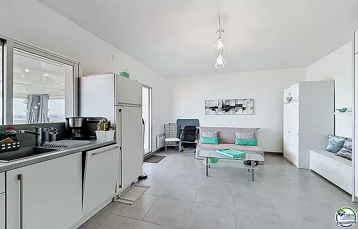 Large renovated studio with a 72 m² terrace, recent veranda, and panoramic views of the Bay of Roses in a residence with a pool and parking