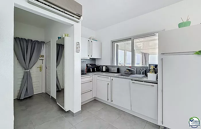 Large renovated studio with a 72 m² terrace, recent veranda, and panoramic views of the Bay of Roses in a residence with a pool and parking