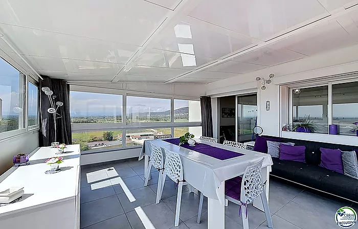 Large renovated studio with a 72 m² terrace, recent veranda, and panoramic views of the Bay of Roses in a residence with a pool and parking
