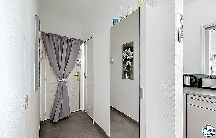 Large renovated studio with a 72 m² terrace, recent veranda, and panoramic views of the Bay of Roses in a residence with a pool and parking