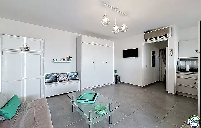 Large renovated studio with a 72 m² terrace, recent veranda, and panoramic views of the Bay of Roses in a residence with a pool and parking