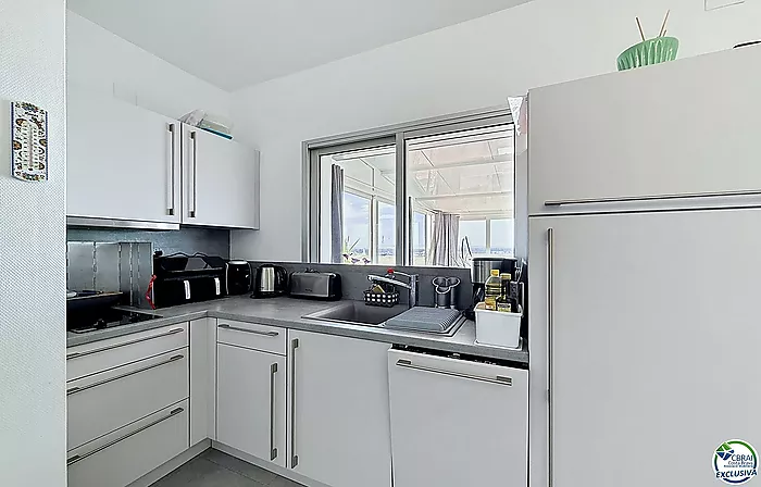 Large renovated studio with a 72 m² terrace, recent veranda, and panoramic views of the Bay of Roses in a residence with a pool and parking