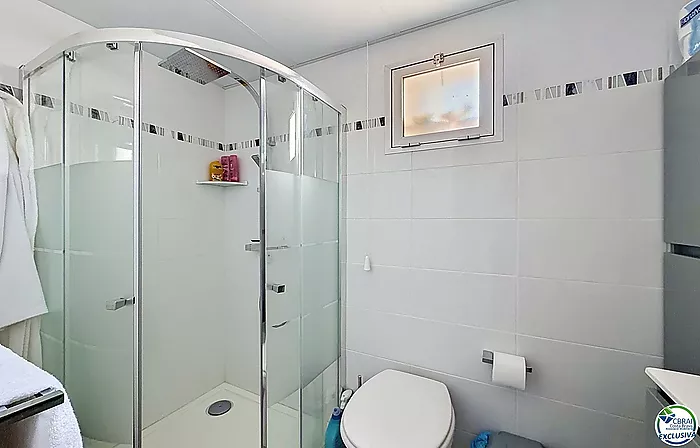 Large renovated studio with a 72 m² terrace, recent veranda, and panoramic views of the Bay of Roses in a residence with a pool and parking