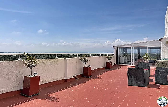 Large renovated studio with a 72 m² terrace, recent veranda, and panoramic views of the Bay of Roses in a residence with a pool and parking