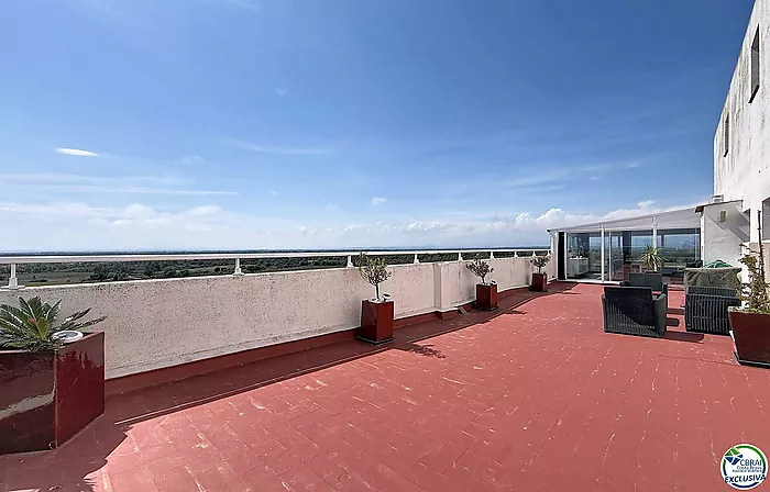 Large renovated studio with a 72 m² terrace, recent veranda, and panoramic views of the Bay of Roses in a residence with a pool and parking