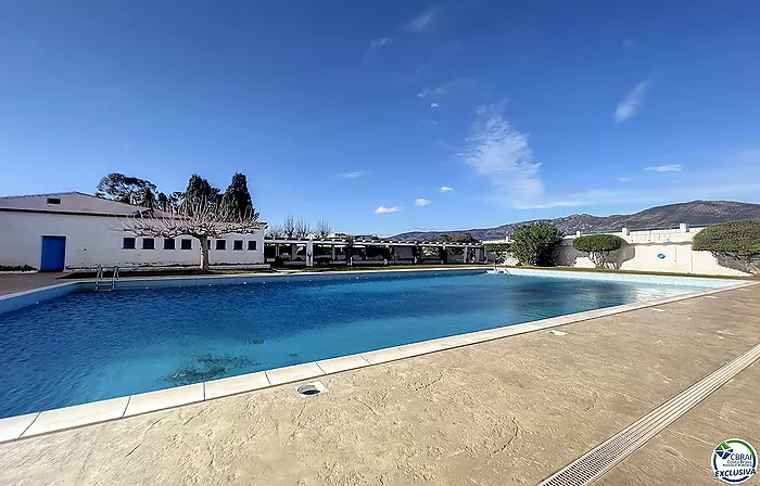 Large renovated studio with a 72 m² terrace, recent veranda, and panoramic views of the Bay of Roses in a residence with a pool and parking