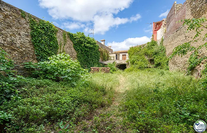 Autenticidad y potencial: Casa de pueblo con "voltes catalanes" en el corazón de Palau-saverdera