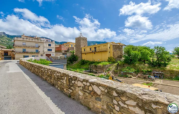 Autenticidad y potencial: Casa de pueblo con "voltes catalanes" en el corazón de Palau-saverdera
