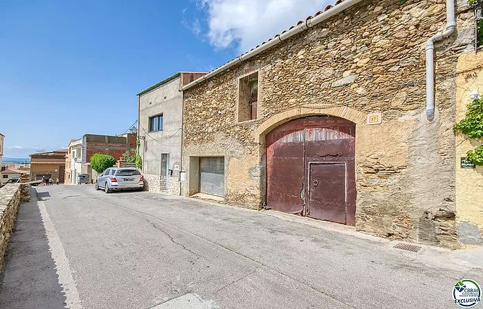 Autenticidad y potencial: Casa de pueblo con "voltes catalanes" en el corazón de Palau-saverdera