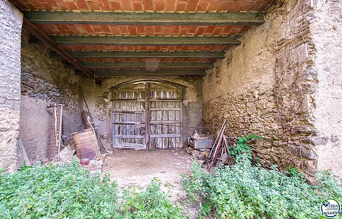 Autenticidad y potencial: Casa de pueblo con "voltes catalanes" en el corazón de Palau-saverdera