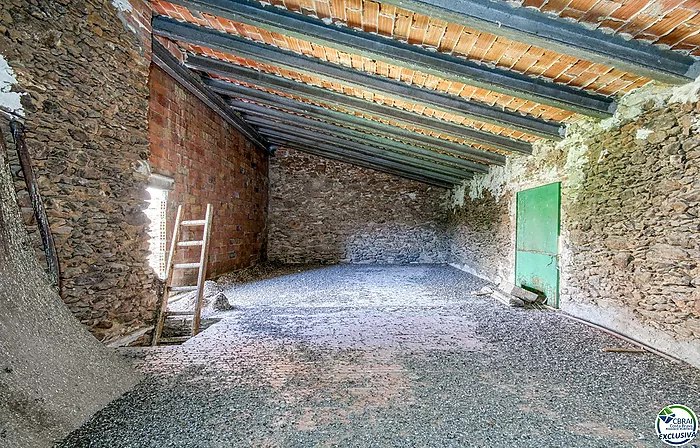 Autenticidad y potencial: Casa de pueblo con "voltes catalanes" en el corazón de Palau-saverdera