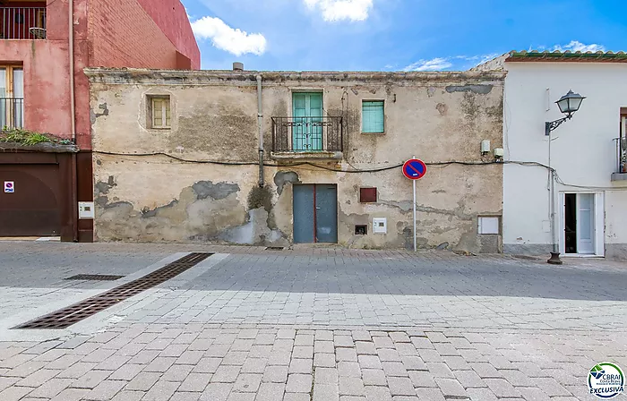 Autenticidad y potencial: Casa de pueblo con "voltes catalanes" en el corazón de Palau-saverdera