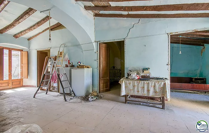 Autenticidad y potencial: Casa de pueblo con "voltes catalanes" en el corazón de Palau-saverdera