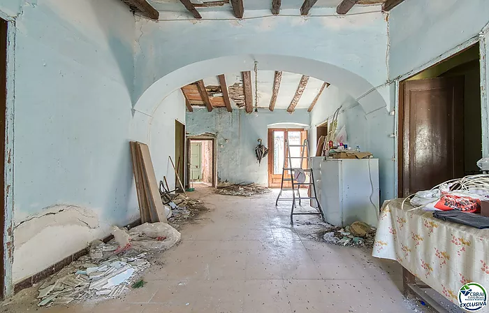 Autenticidad y potencial: Casa de pueblo con "voltes catalanes" en el corazón de Palau-saverdera
