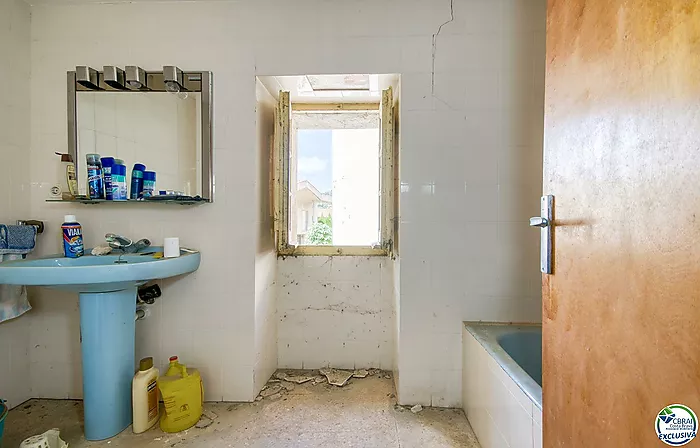 Autenticidad y potencial: Casa de pueblo con "voltes catalanes" en el corazón de Palau-saverdera