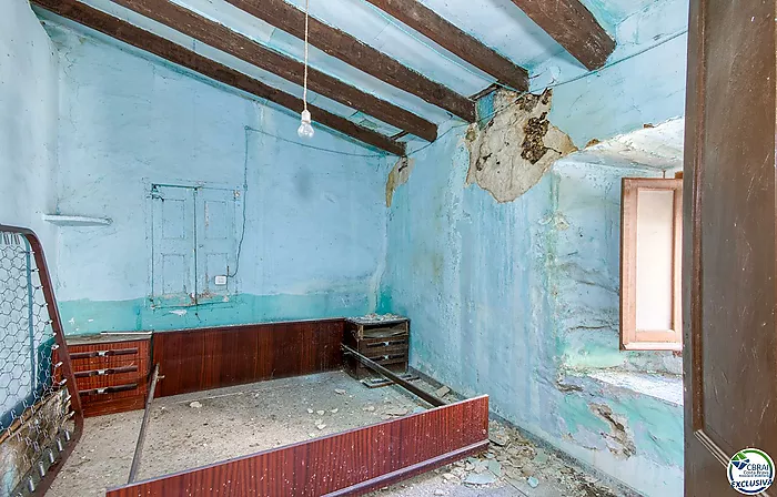 Autenticidad y potencial: Casa de pueblo con "voltes catalanes" en el corazón de Palau-saverdera