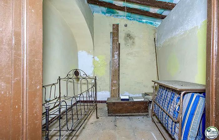 Autenticidad y potencial: Casa de pueblo con "voltes catalanes" en el corazón de Palau-saverdera