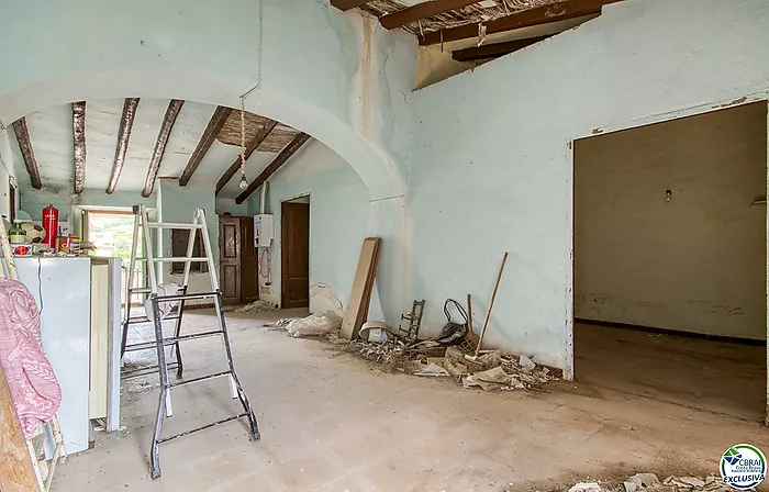 Autenticidad y potencial: Casa de pueblo con "voltes catalanes" en el corazón de Palau-saverdera