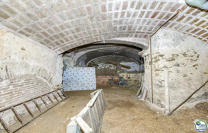Autenticidad y potencial: Casa de pueblo con "voltes catalanes" en el corazón de Palau-saverdera