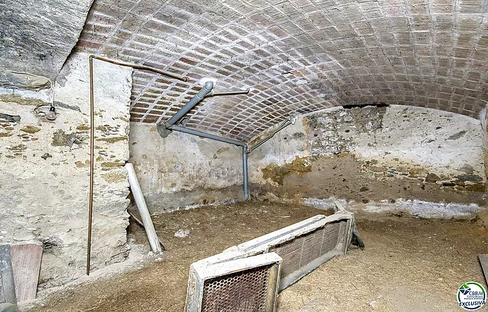 Autenticidad y potencial: Casa de pueblo con "voltes catalanes" en el corazón de Palau-saverdera