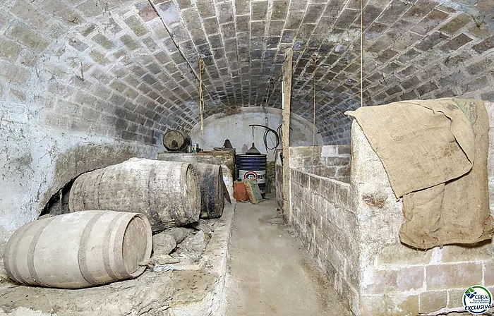Autenticidad y potencial: Casa de pueblo con "voltes catalanes" en el corazón de Palau-saverdera