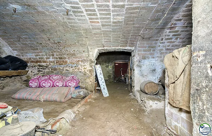 Autenticidad y potencial: Casa de pueblo con "voltes catalanes" en el corazón de Palau-saverdera