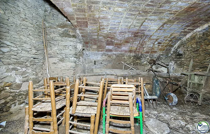Autenticidad y potencial: Casa de pueblo con "voltes catalanes" en el corazón de Palau-saverdera