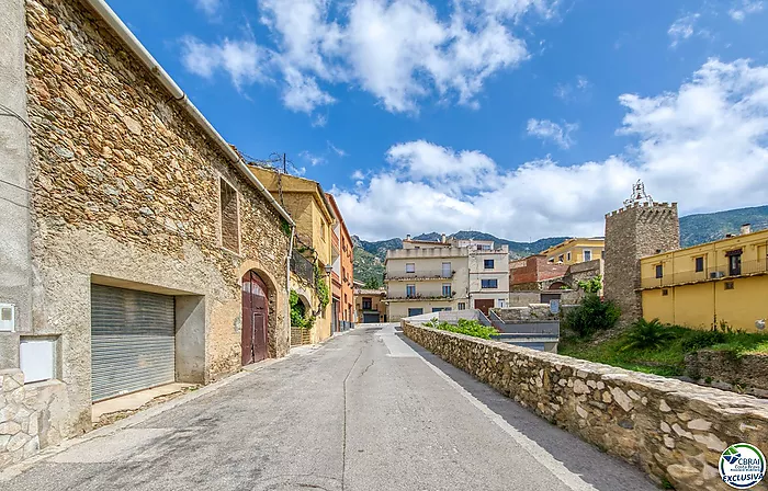 Autenticidad y potencial: Casa de pueblo con "voltes catalanes" en el corazón de Palau-saverdera