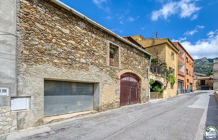 Autenticidad y potencial: Casa de pueblo con "voltes catalanes" en el corazón de Palau-saverdera