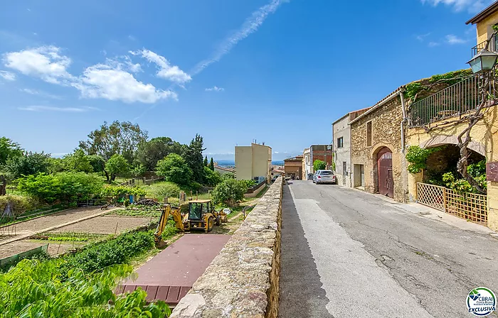 Autenticidad y potencial: Casa de pueblo con "voltes catalanes" en el corazón de Palau-saverdera