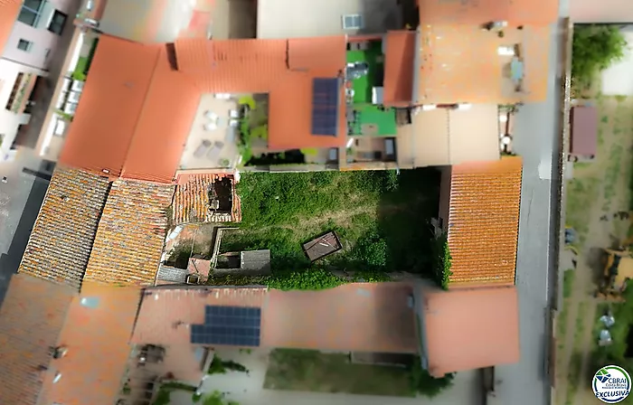 Autenticidad y potencial: Casa de pueblo con "voltes catalanes" en el corazón de Palau-saverdera