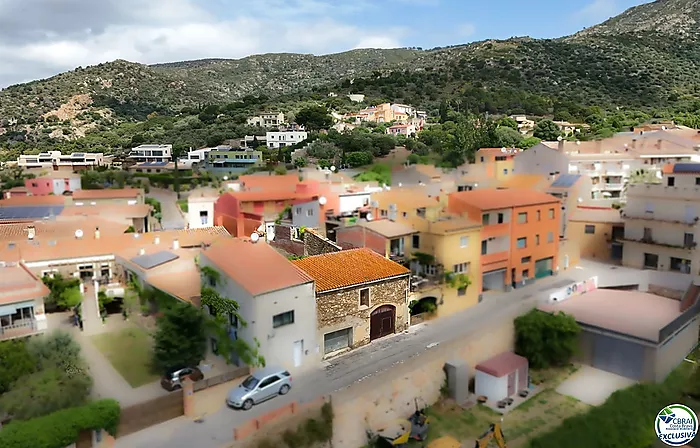 Autenticidad y potencial: Casa de pueblo con "voltes catalanes" en el corazón de Palau-saverdera