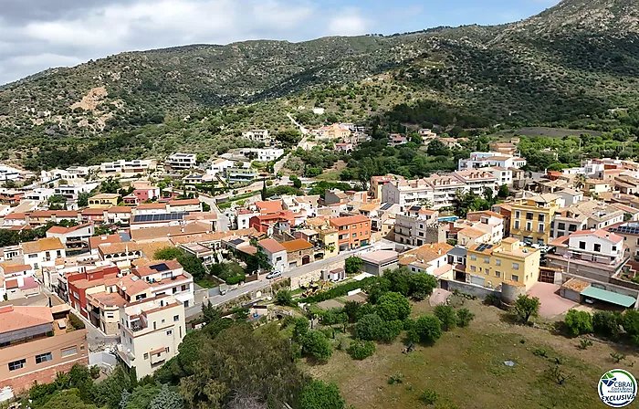 Autenticidad y potencial: Casa de pueblo con "voltes catalanes" en el corazón de Palau-saverdera
