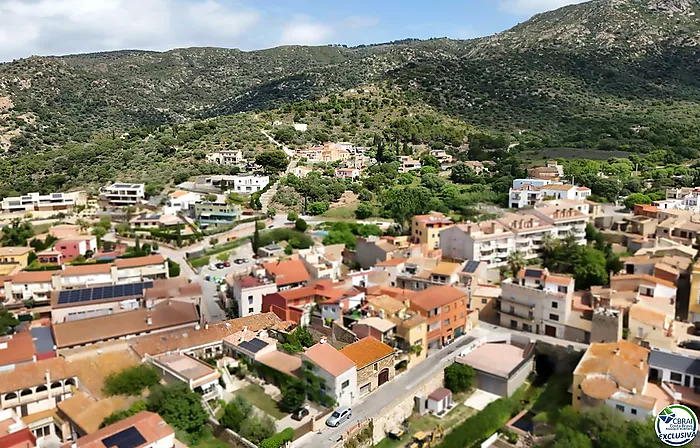 Autenticidad y potencial: Casa de pueblo con "voltes catalanes" en el corazón de Palau-saverdera