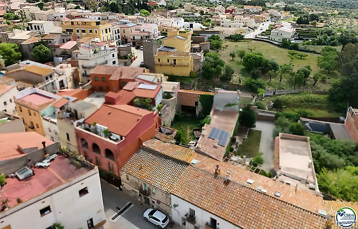 Autenticidad y potencial: Casa de pueblo con "voltes catalanes" en el corazón de Palau-saverdera