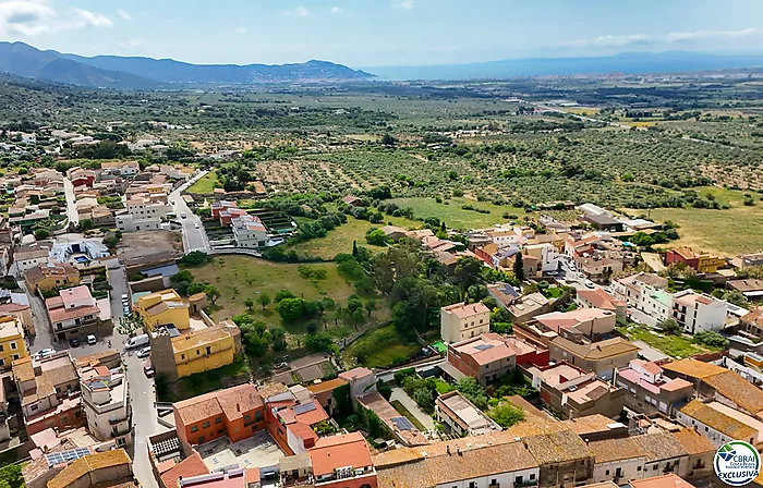 Autenticidad y potencial: Casa de pueblo con "voltes catalanes" en el corazón de Palau-saverdera