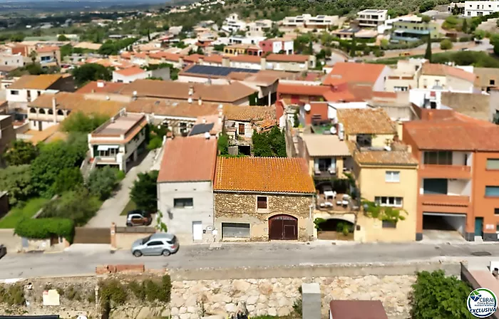 Autenticidad y potencial: Casa de pueblo con "voltes catalanes" en el corazón de Palau-saverdera